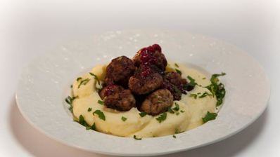 скандинавские фрикадельки с брусничным соусом и пикантным пюре