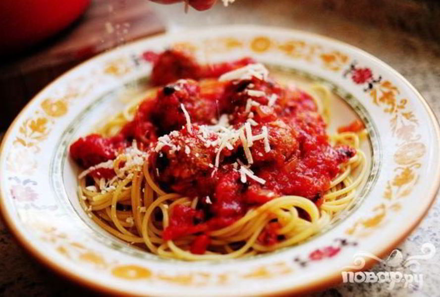 Спагетти с фрикадельками и соусом