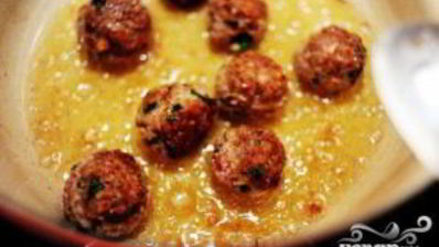 спагетти с фрикадельками и соусом