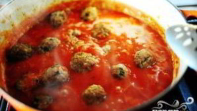 спагетти с фрикадельками и соусом