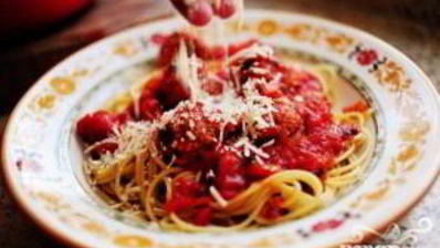 спагетти с фрикадельками и соусом