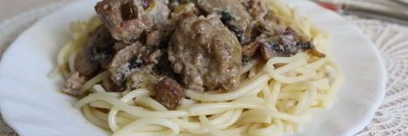 Спагетти с фрикадельками в сметанно-грибном соусе