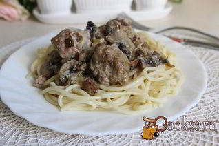 Спагетти с фрикадельками в сметанно-грибном соусе