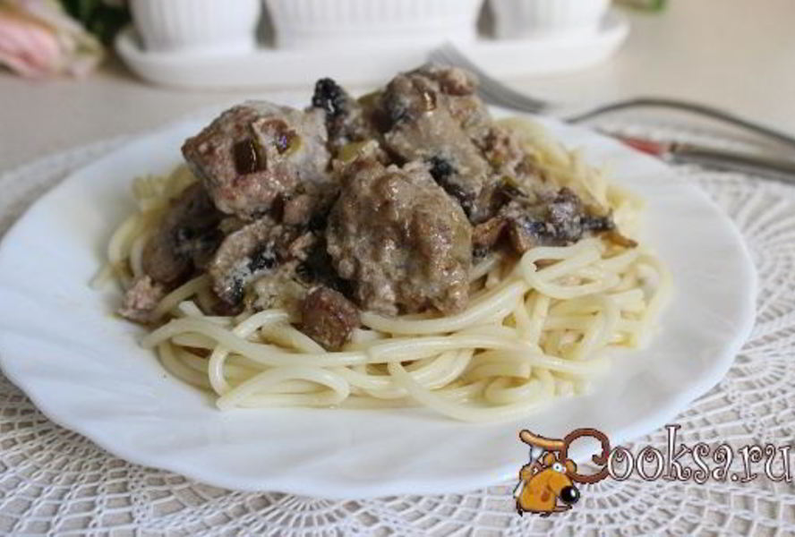 Спагетти с фрикадельками в сметанно-грибном соусе