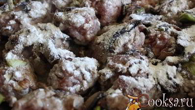 спагетти с фрикадельками в сметанно-грибном соусе