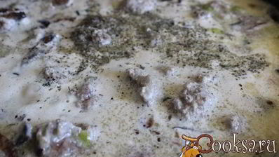 спагетти с фрикадельками в сметанно-грибном соусе