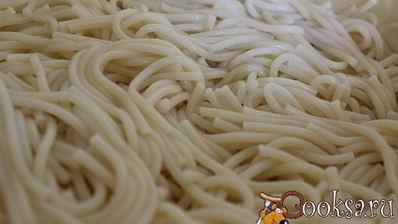 спагетти с фрикадельками в сметанно-грибном соусе