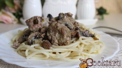 спагетти с фрикадельками в сметанно-грибном соусе