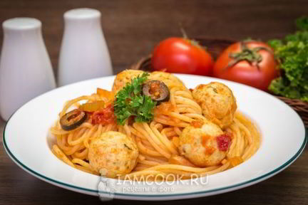 Спагетти с куриными фрикадельками
