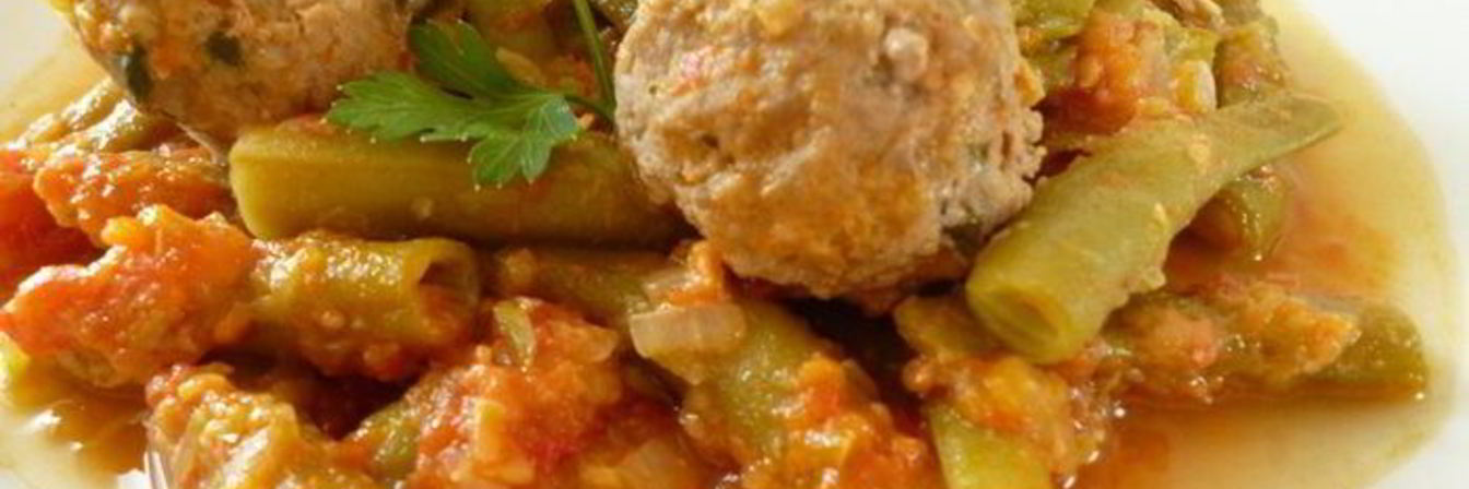 Спаржевая фасоль с фрикадельками в пикантном соусе