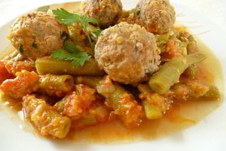 Спаржевая фасоль с фрикадельками в пикантном соусе