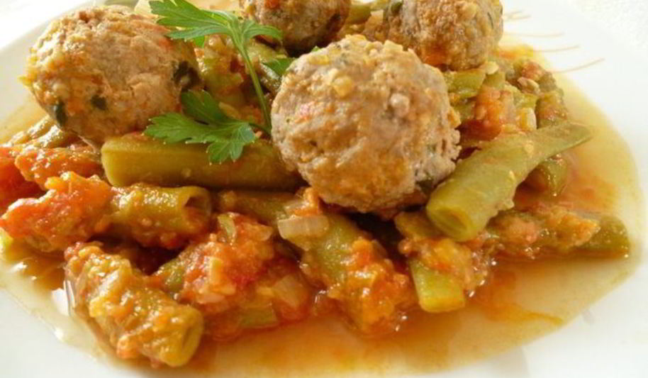 Рецепт спаржевой фасоли с фрикадельками в пикантном соусе