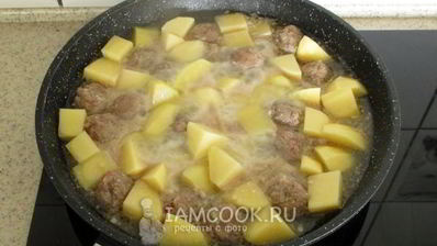 тушеная картошка с фрикадельками
