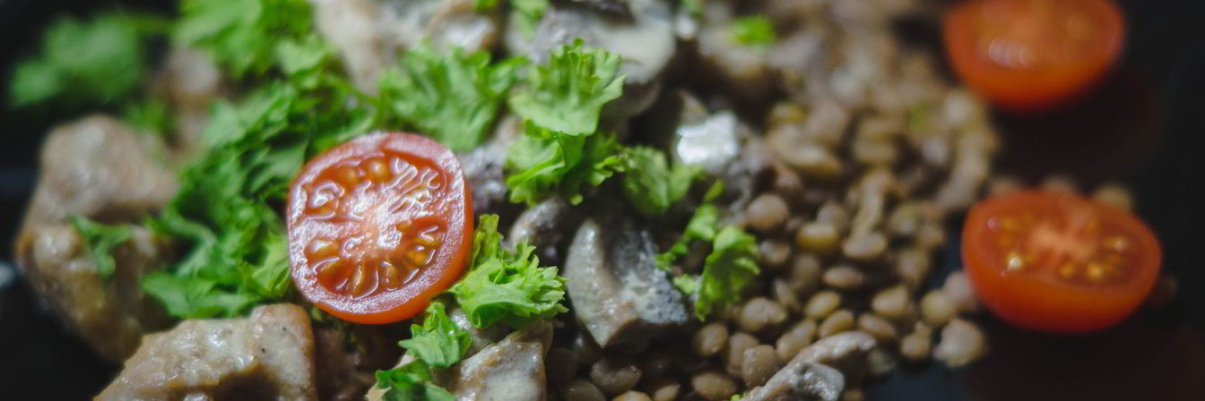 Чечевица с курицей и грибами, тушеными в сливках