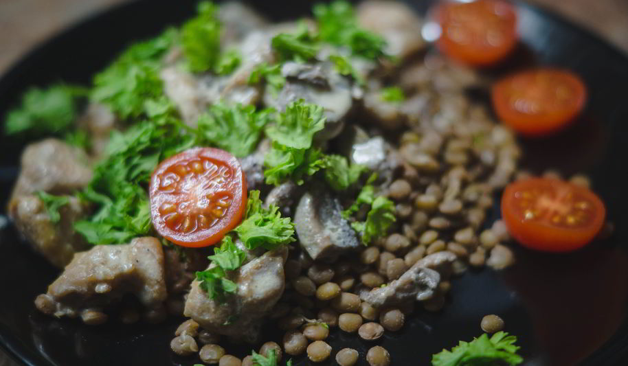 Рецепт чечевицы с курицей и грибами, тушеными в сливках