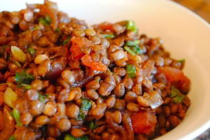 Чечевица с луком и помидорами
