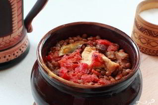 Чечевица с мясом в горшочке