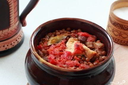 Чечевица с мясом в горшочке