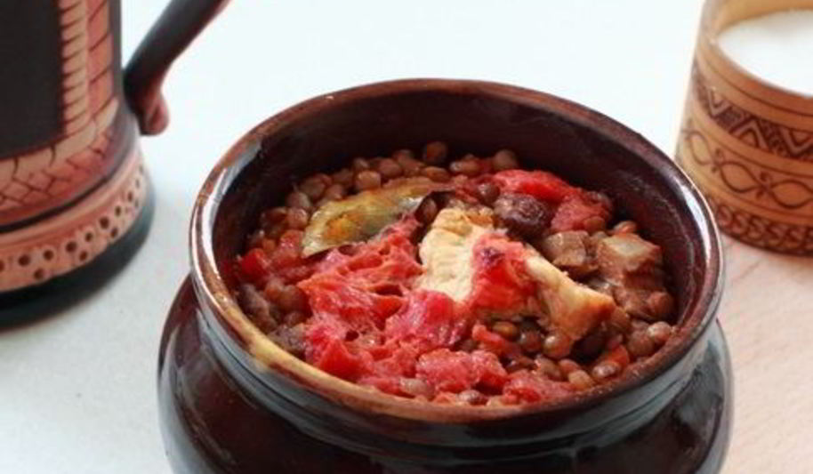 Рецепт чечевицы с мясом в горшочке