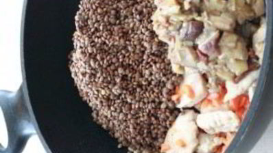 чечевица с мясом в горшочке