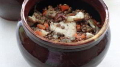 чечевица с мясом в горшочке
