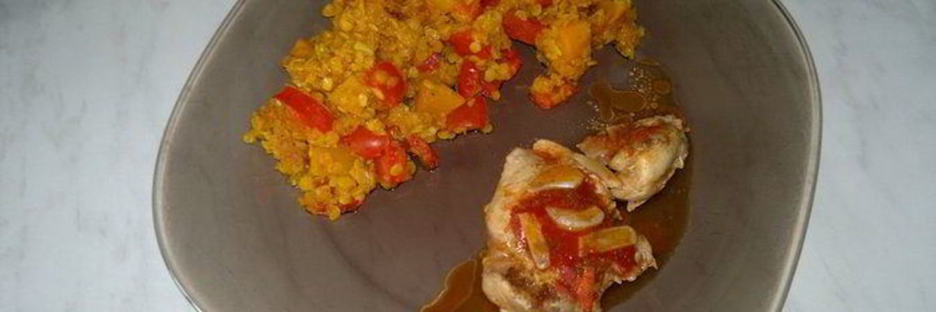 Чечевица со сладкими овощами, куриные бедра с томатами и чесноком
