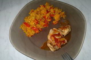 Чечевица со сладкими овощами, куриные бедра с томатами и чесноком