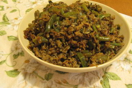 Дикий рис со стручковой фасолью и луком-пореем