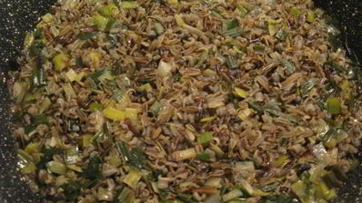 дикий рис со стручковой фасолью и луком-пореем