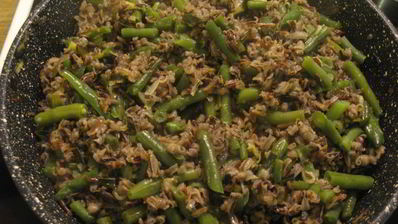 дикий рис со стручковой фасолью и луком-пореем