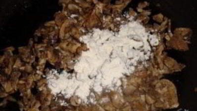 картофель под грибным соусом