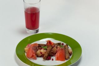 Картофель с брусникой и слабосоленым лососем