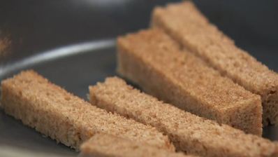 картофель с брусникой и слабосоленым лососем