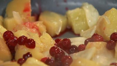 картофель с брусникой и слабосоленым лососем