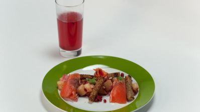 картофель с брусникой и слабосоленым лососем