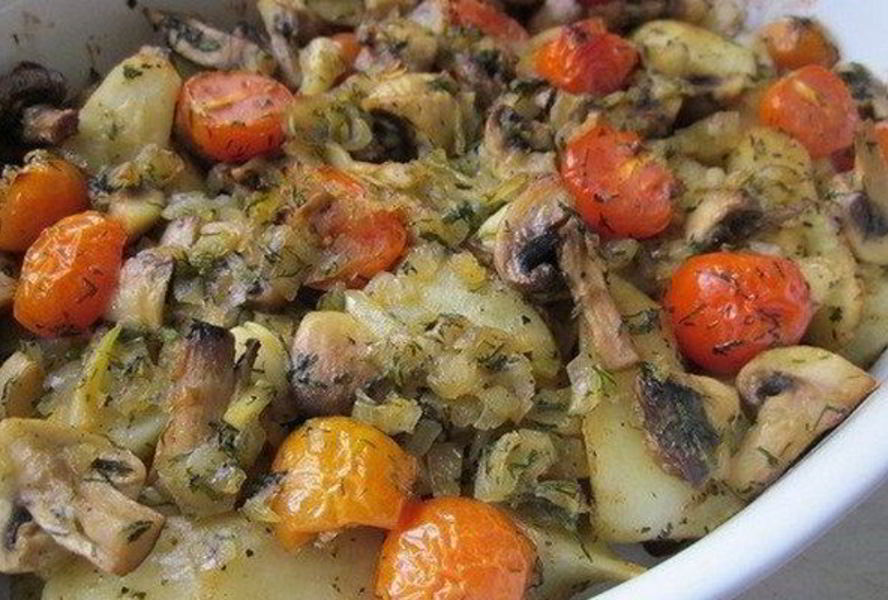 Картофель с грибами и помидорами в духовке