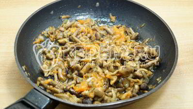 картофель с грибами на сковороде