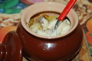 Картофель с мясным фаршем в горшочках