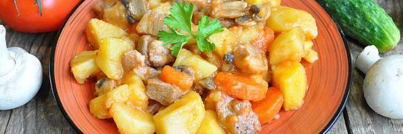 Картофель с мясом и грибами в томатном соке