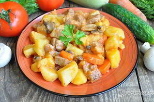 Картофель с мясом и грибами в томатном соке