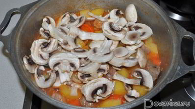 картофель с мясом и грибами в томатном соке