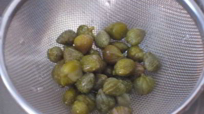 картофель с оливками, фисташками и базиликом