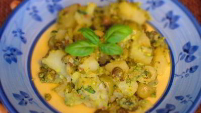 картофель с оливками, фисташками и базиликом