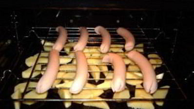 картофель с сосисками в духовке