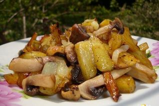 Картофель, жаренный с грибами и луком