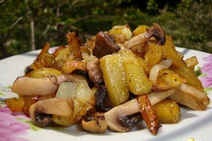 Картофель, жаренный с грибами и луком