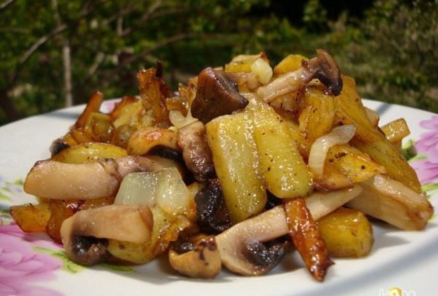 Картофель, жаренный с грибами и луком