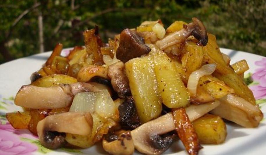 Рецепт картофеля, жаренного с грибами и луком