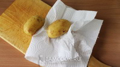 картошка-гармошка с чесноком и укропом в духовке