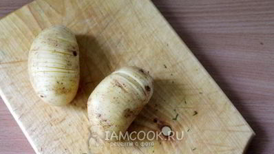 картошка-гармошка с чесноком и укропом в духовке